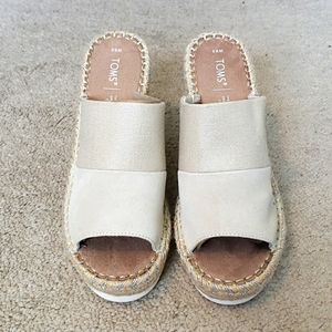 NWT Women's Canvas and Suede Monica Mule TOMS
